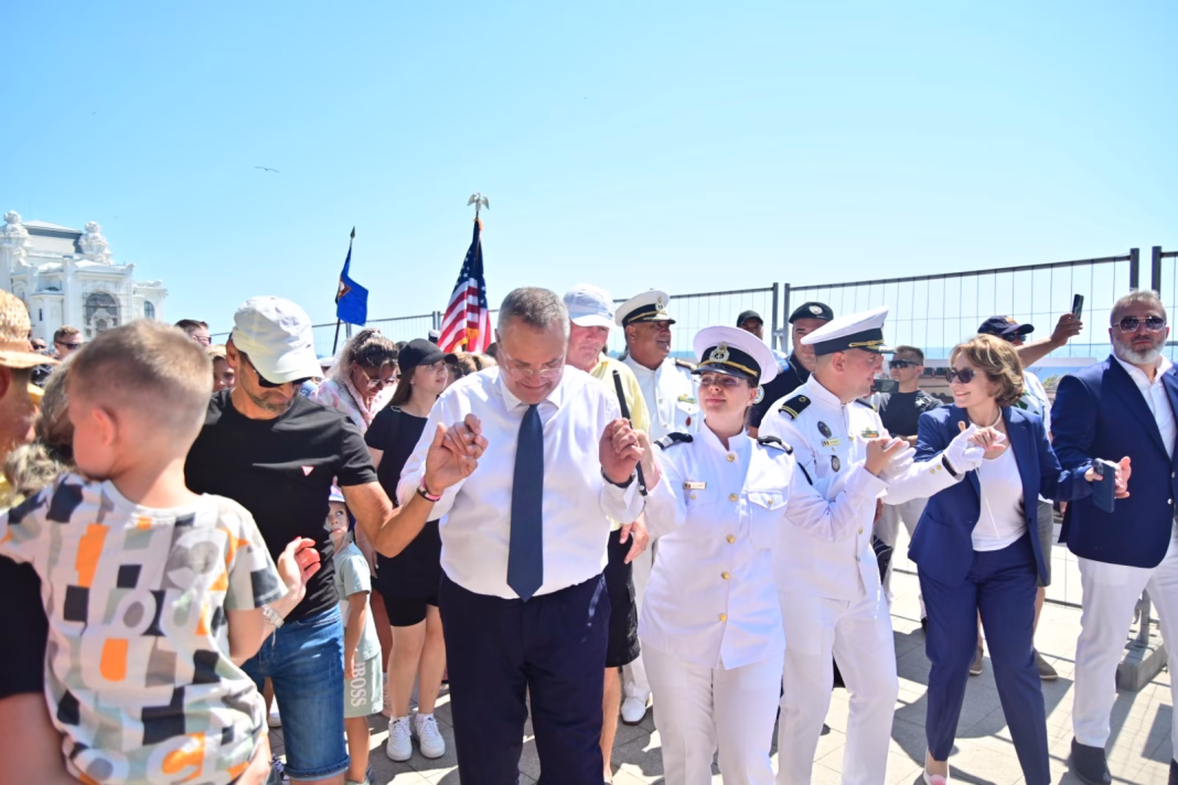 Ciucă, baie de mulțime la malul mării