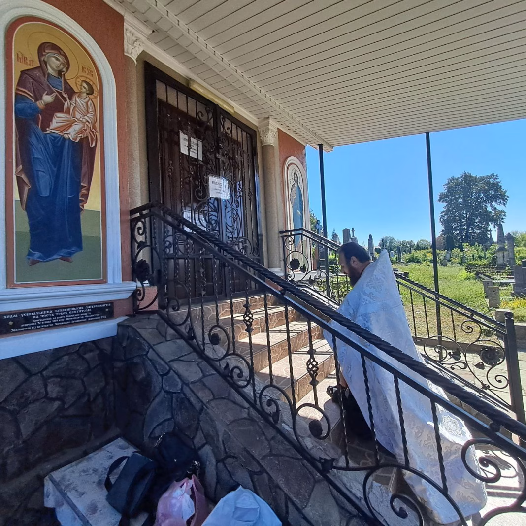 Peste 127 de parohii ortodoxe din Ucraina în care se slujește în limba română riscă să fie închise sau să li se confiște bunurile