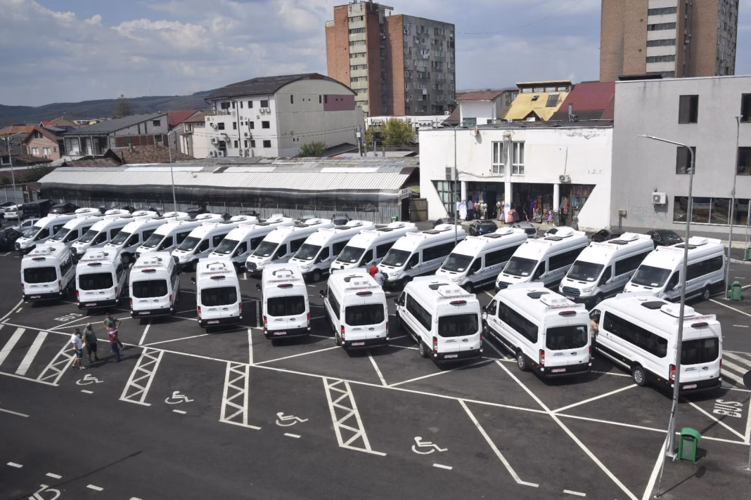 24 DE MICROBUZE ELECTRICE ȘCOLARE AU FOST PREDATE PRIMĂRIILOR DIN JUDEȚ