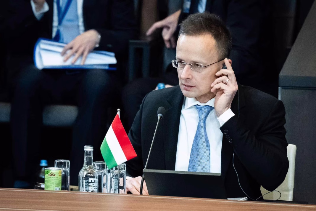 Ministrul de externe maghiar: Șocant. Unii lideri NATO doresc ca Ucraina să continue războiul împotriva Rusiei „nu doar până la ultimul soldat, ci şi până la ultimul tânăr”