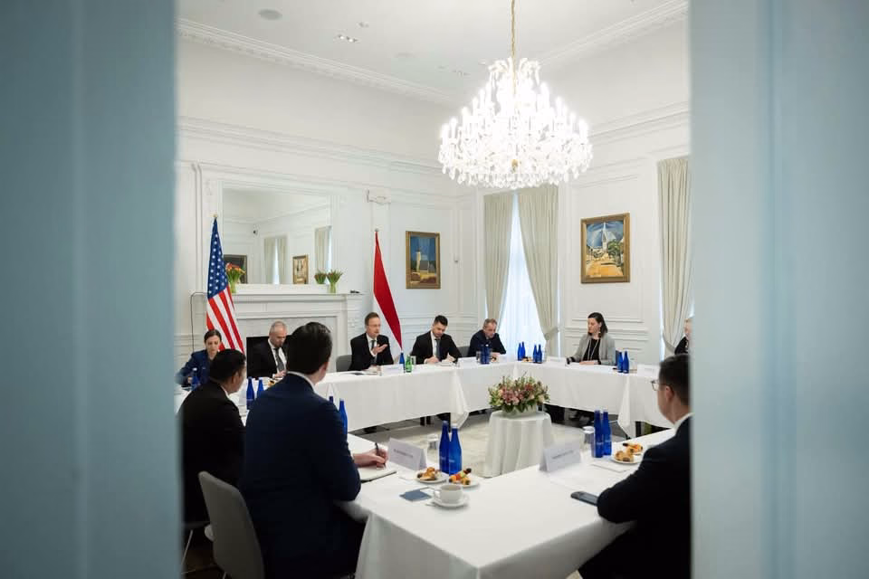 În timp ce Hurezeanu stă prin holurile hotelurilor, ministrul de externe ungar este în America