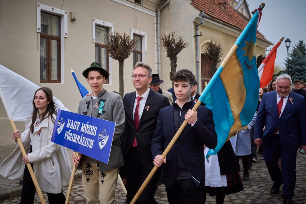 Ministru ungar la Târgu Secuiesc: Maghiarii şi secuii au nevoie atât de tunuri, cât şi de clopote, mai mult decât atât, unul îl atrage după sine pe altul: tunul simbolizează puter