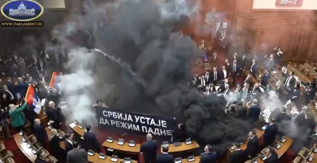 Președintele sârb cere anchetarea parlamentarilor din Opoziție care au dat cu gaze lacrimogene in Parlament: Mass media din Croația și Kosovo susține protestele violente din Serbia