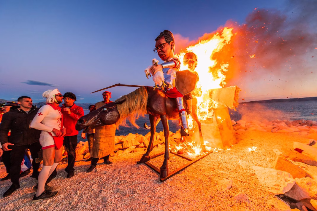 Croații au ars o păpușă cu chipul președintelui sârb