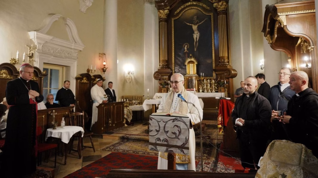 UN NOU CAZ TOKES? Credincioşii s-au rugat pentru a împiedica evacuarea abatelui Rudolf Anzelm Fejes, conducătorul Prepoziturii Ordinului Canonic Premonstratens din Oradea