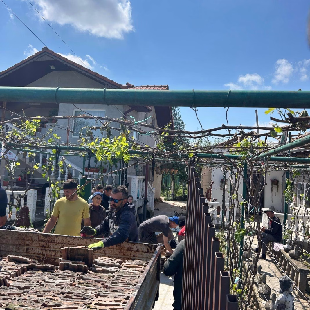 Primăria Severinului, alături de comunitatea din Burila Mare. Astăzi au fost livrate 7000 de bucăți de țiglă pentru casele distruse de furtună