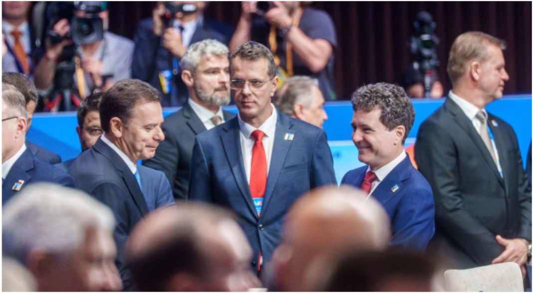 Deutsche Welle: Ofițerii cu rang înalt din Armată se uită cu stupefacție la declarațiile publice ale ministrului Apărării