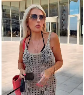 Laura Vicol: În spatele meu este Hotelul Nordis care a funcționat anul trecut. Este un hotel pustiu, care nu a fost lăsat să se deschidă și veți vedea că apartamentele există