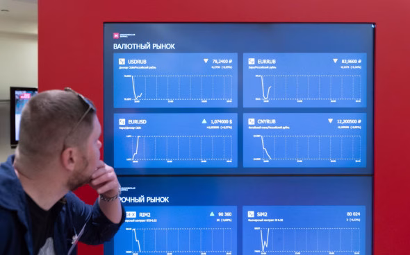 Piața bursieră rusă a crescut brusc după ce Ucraina a fost de acord să înghețe conflictul pe linia actuală de contact de luptă și să recunoască o serie de teritorii ca fiind de facto pierdute