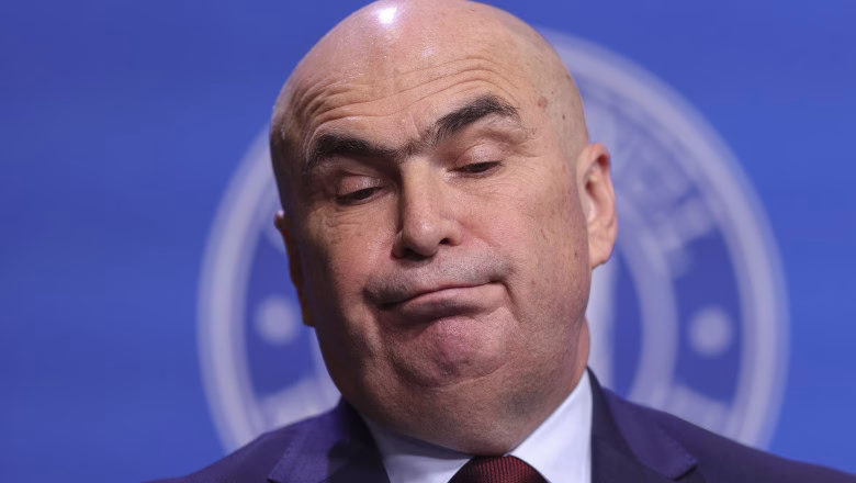 Bolo după ce a sugrumat mediul privat: Cei care lucrează în companiile private sunt cei care duc țara noastră în spate