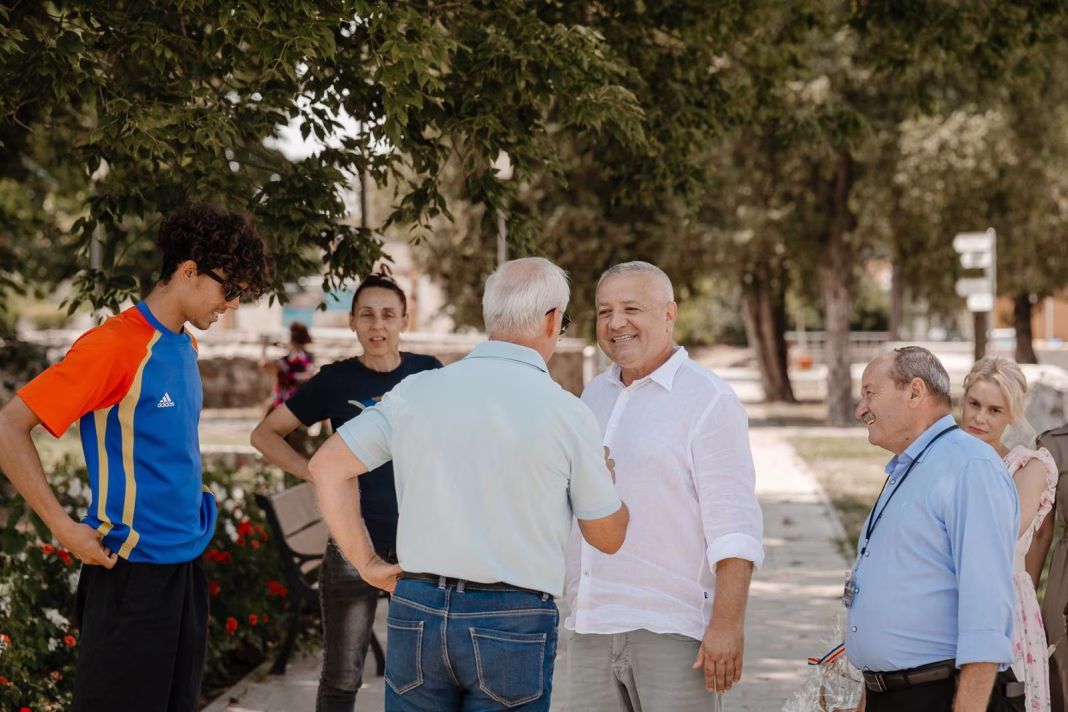 Un tânăr de 16 ani a încheiat la Severin un traseu de 1.400 km pe Via Transilvanica! El a fost premiat de primarul Marius Screciu