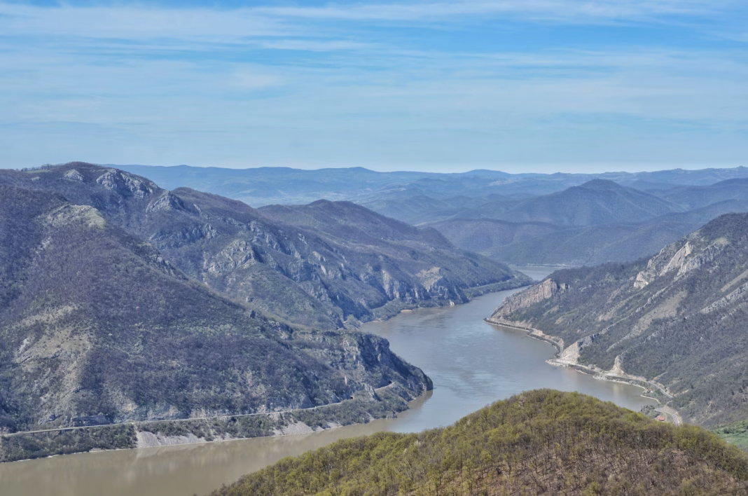 Smochinele de pe „Olimpul Clisurii” la care se rugau cei din Lepenski Vir, haiducul Baba Nowak, Trikule, vinul Împăratului de la Viena și „baterea” ouălor de Paști