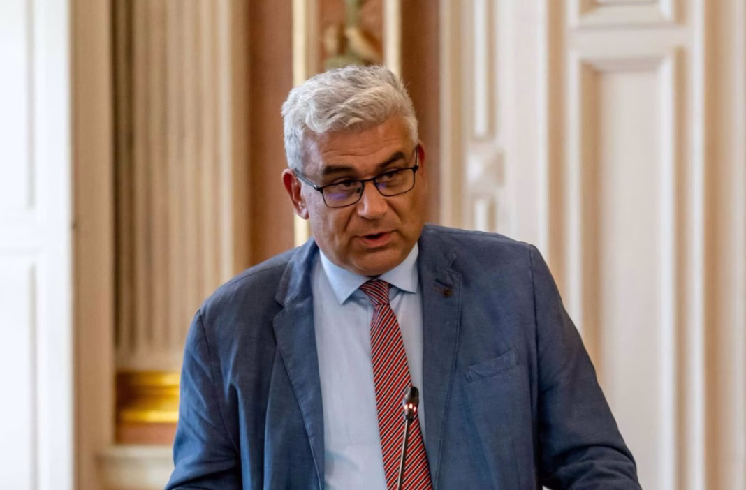 POVESTE SPUMOASĂ, DAR TRISTĂ: Politică externă la șpriț