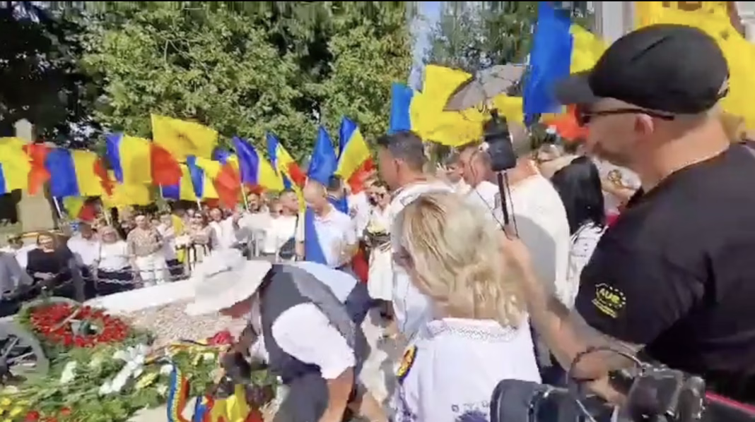 SCANDAL LA ȚEBEA: Fotograful AUR s-a suit pe mormântul lui Avram Iancu să îi facă poze lui George Simion. Preotul l-a evacuat, dar omul AUR l-a luat la per-tu