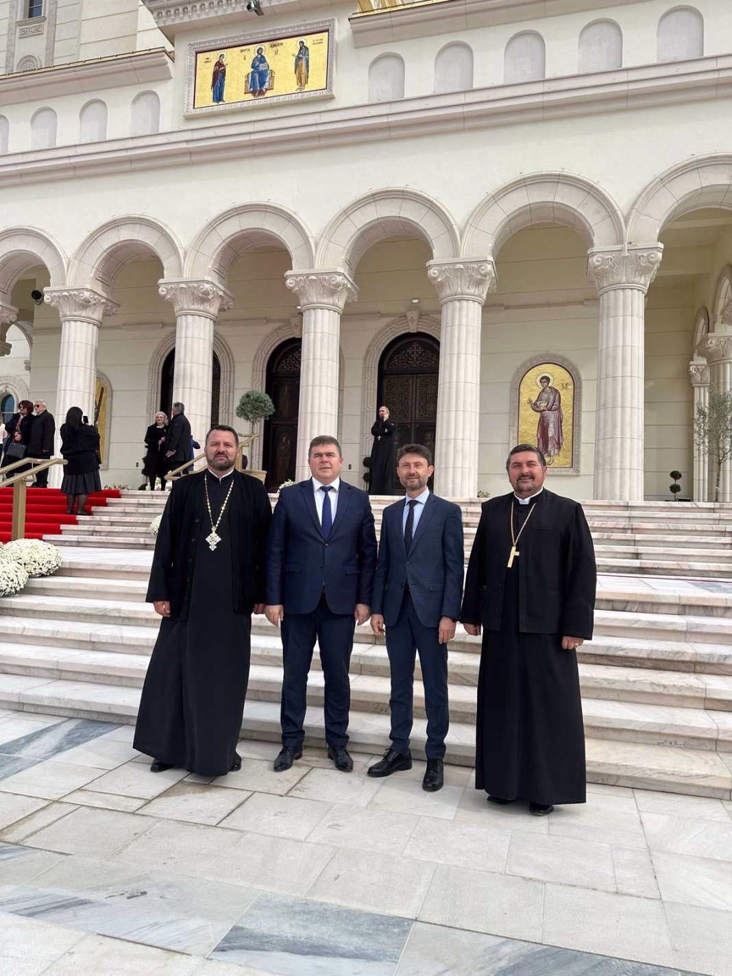 Șeful CJ Mehedinți la slujba de sfințire a picturii Catedralei Naționale