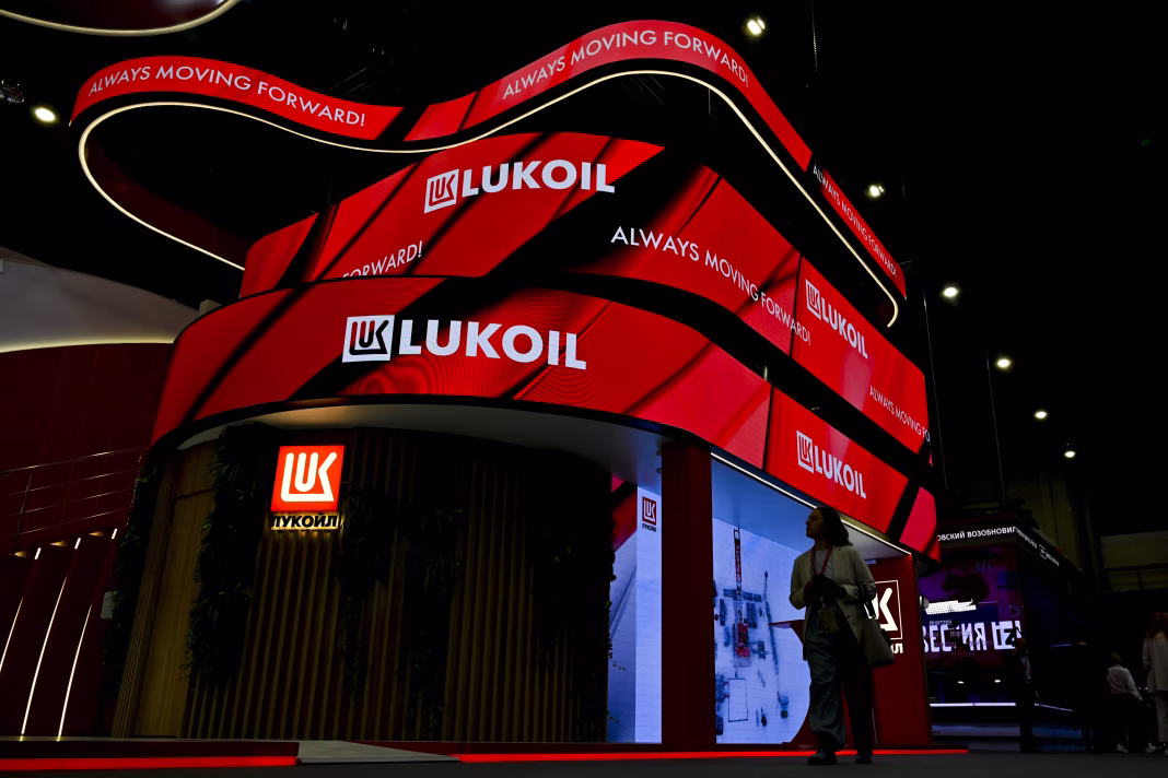 UK a prelungit licența Lukoil Bulgaria. Urmează și americanii?