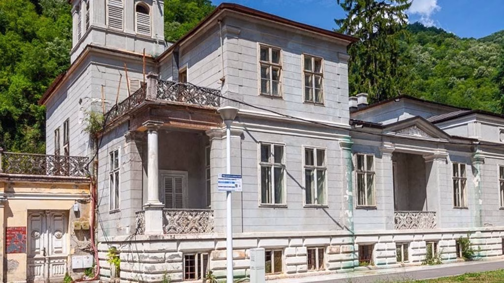 Șeful CJ Caraș Severin acuză PNL și AUR in cazul Vilei Elisabeta din Băile Herculane: Atenție! Colegul dumnealor de partid, ditamai Premierul României, domnul Ilie Bolojan, a promovat o Ordonanță de Urgență care ne interzice nouă să cheltuim bani pentru a face o evaluare în baza căreia să avem dreptul să cumpărăm clădirea