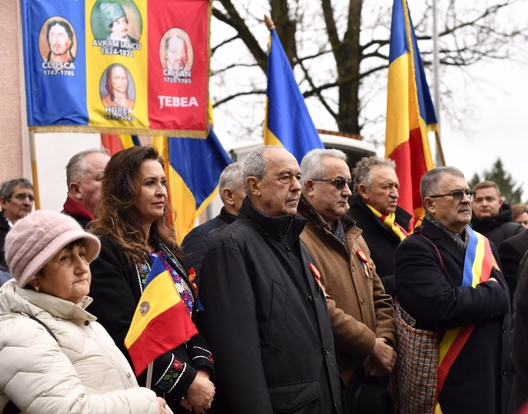 Laurențiu Nistor: Astăzi, la Țebea, în Panteonul Moților, am sărbătorit Ziua Națională a României, vegheați de Eroul Național Avram Iancu și de gorunii seculari. De ani buni, acest loc găzduiește momente de comemorare și reflecție, iar continuitatea acestor demersuri arată că datoria noastră față de eroi nu se stinge