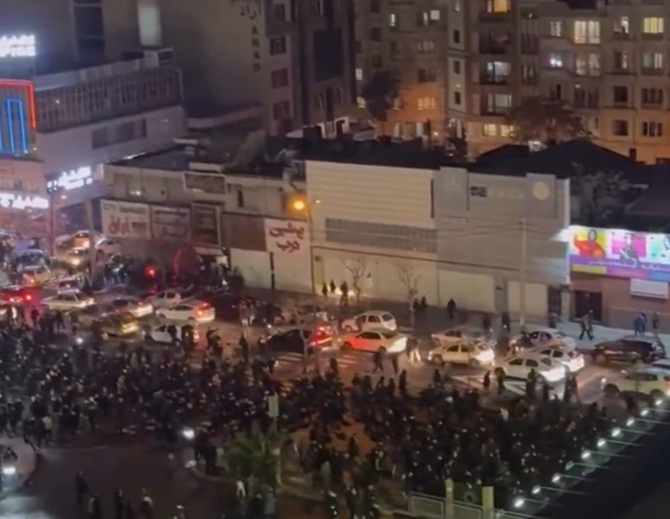 Primarul din Teheran: Protestatarii au vandalizat 26 de bănci și 25 de moschei. Convoiul unui procuror a fost incendiat