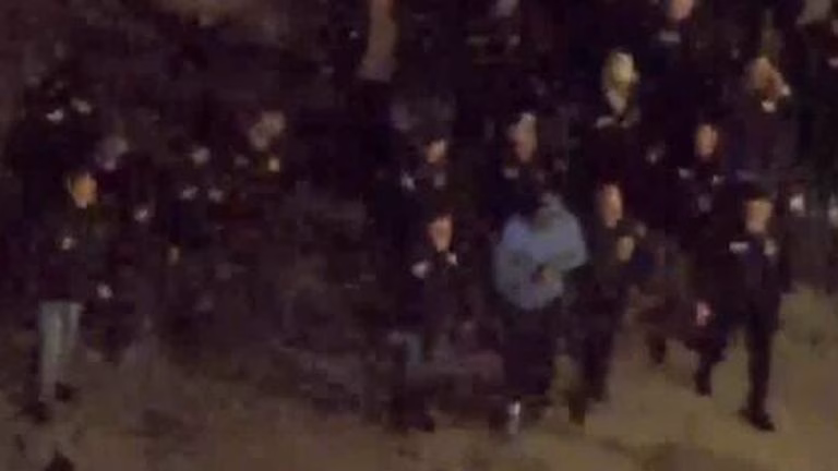 Maduro adus in SUA desculț, cu mâinile și picioarele încătușate, și cu capul acoperit