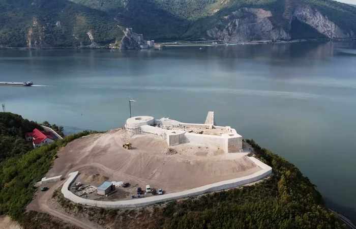 Cetatea Sfântului Ladislau a lui Sigismund de Luxemburg de pe Clisura Dunării, restaurată: Panoramă asupra Cetății Golubăț