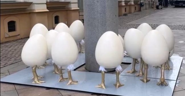 Fritz batjocorește Paștele pe bani publici Fritz batjocorește Paștele pe bani publici