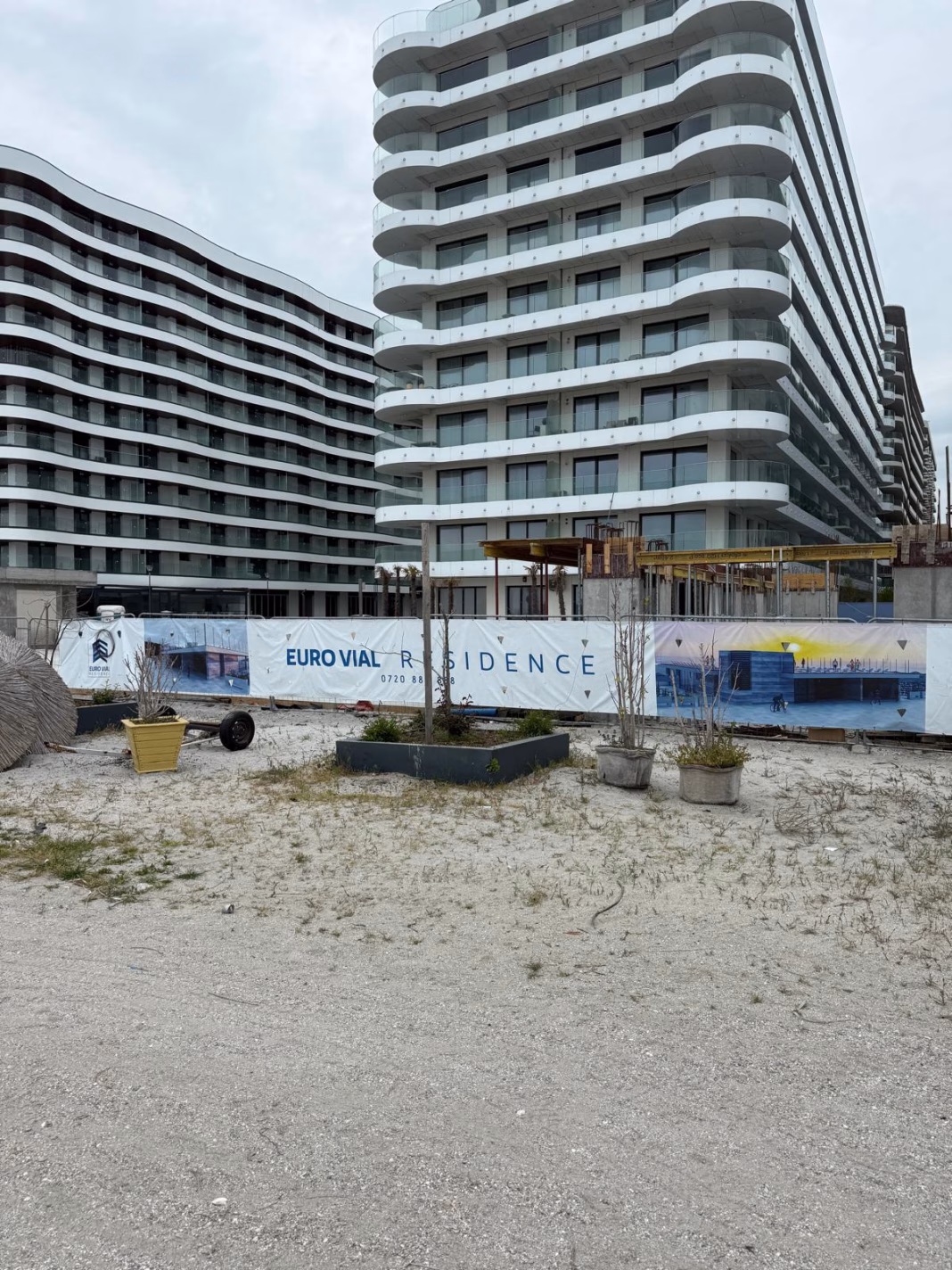 Cu complicitatea ministrei mediului, Euro Vial Residence SRL construiește în Mamaia Nord fără avizul Zonei Costiere. Popasul pescăresc autorizat ca „construcție ușoară” a devenit bloc de beton Cu complicitatea ministrei mediului, Euro Vial Residence SRL construiește în Mamaia Nord fără avizul Zonei Costiere. Popasul pescăresc autorizat ca „construcție ușoară” a devenit bloc de beton