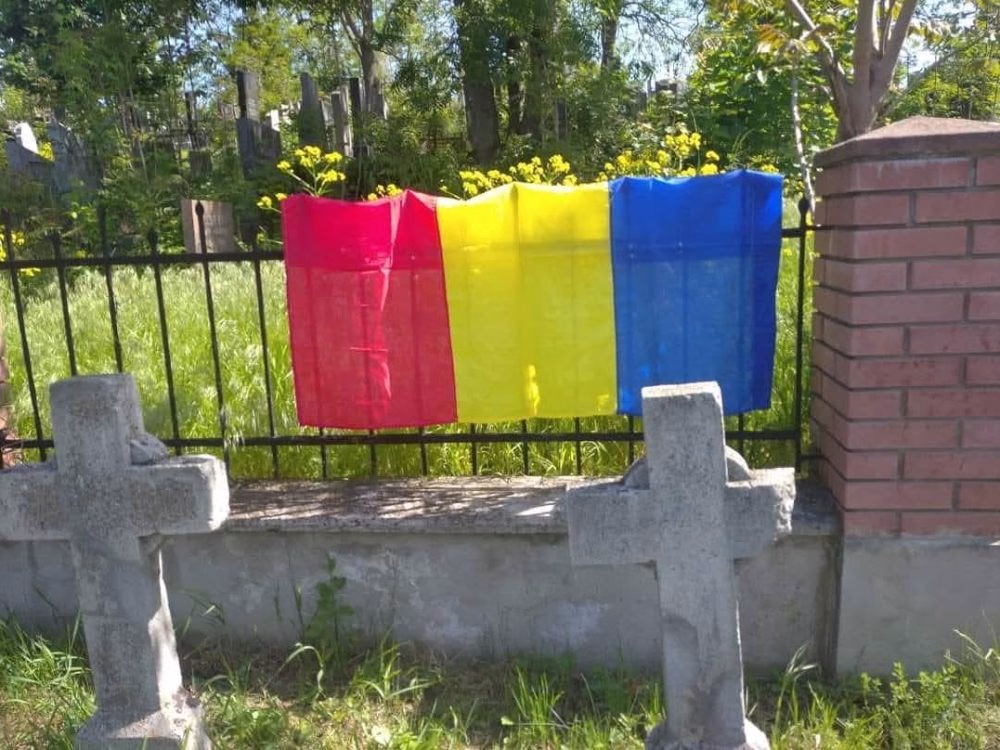 Bătaie de joc in Memorialul eroilor și martirilor români din fostul cimitir al militarilor români din Cernăuți Bătaie de joc in Memorialul eroilor și martirilor români din fostul cimitir al militarilor români din Cernăuți