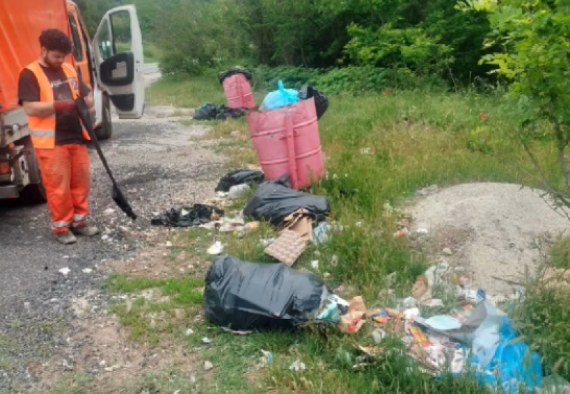 Munți de gunoaie intre Orșova şi Eşelniţa, pe Clisura Dunării Munți de gunoaie intre Orșova şi Eşelniţa, pe Clisura Dunării