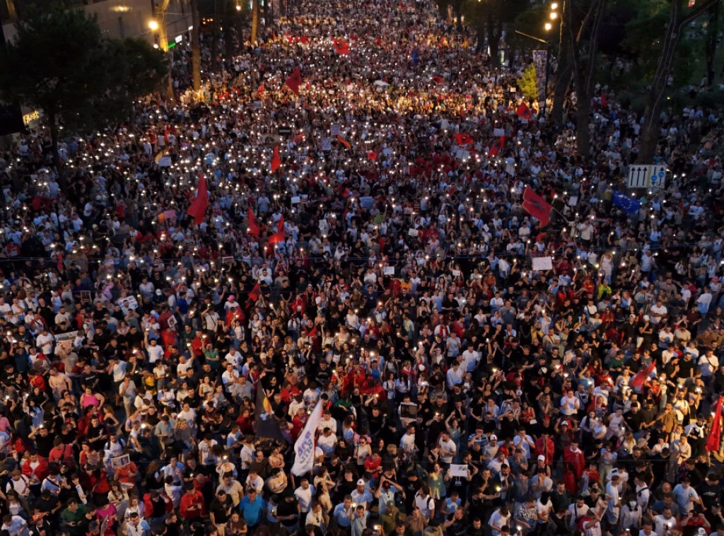 Protestarii au distrus gardurile metalice și barierele de sârmă ghimpată din jurul stațiunii de lux din Albania a ginerelui lui Trump Protestarii au distrus gardurile metalice și barierele de sârmă ghimpată din jurul stațiunii de lux din Albania a ginerelui lui Trump