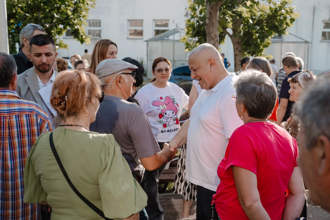 Primarul Severinului in stradă cu cetățenii. Ce probleme aveți? Primarul Severinului in stradă cu cetățenii. Ce probleme aveți?