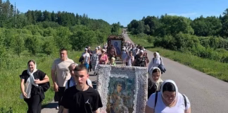 Ucrainienii i-au amendat pe români că au parcurs pe jos 30 de kilometri până la simbolul ortodoxismului de la Crasna