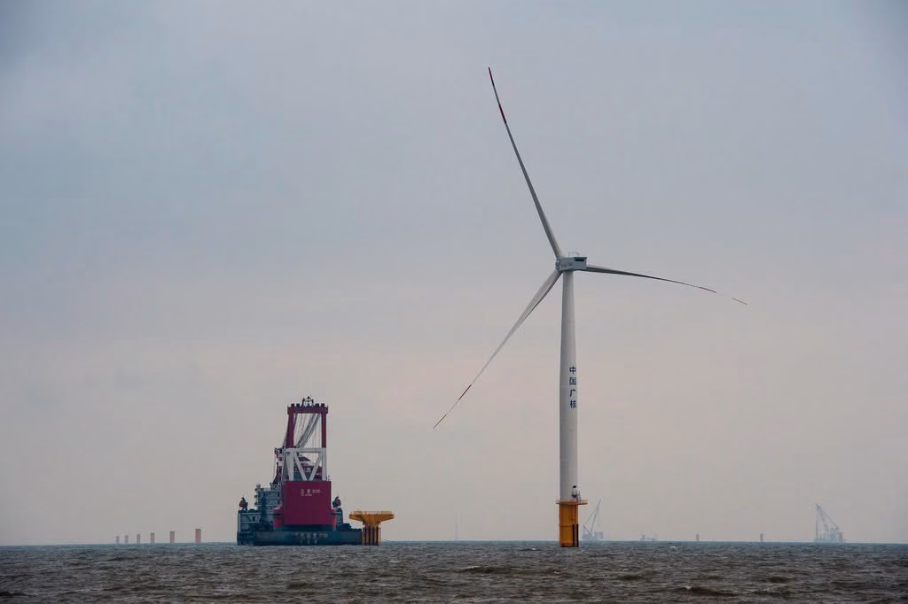 În China, o platformă eoliană plutitoare alimentează un câmp petrolier marin cu energie verde În China, o platformă eoliană plutitoare alimentează un câmp petrolier marin cu energie verde