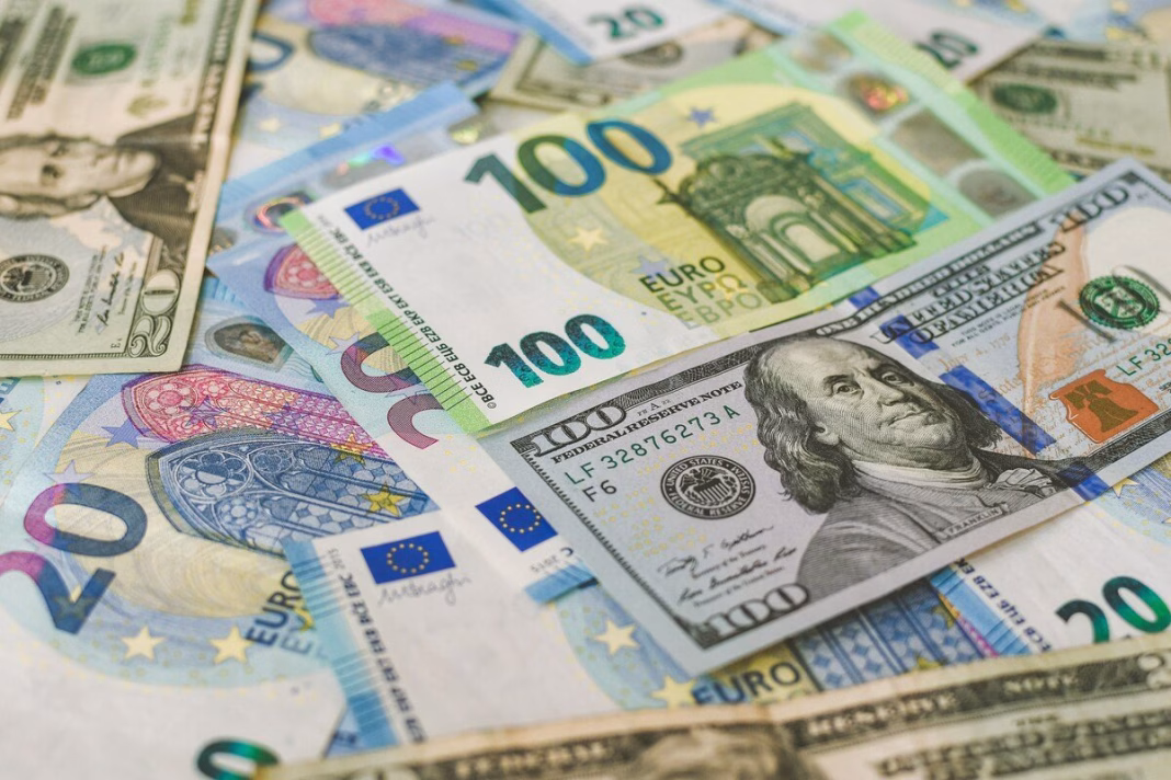 Euro scade față de dolarul american și crește inflația Euro scade față de dolarul american și crește inflația
