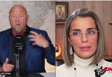 Alex Jones, autorul interviului cu Cristela Georgescu, a susținut că asasinarea a 20 de copii și 6 adulți într-o școală este un „fals”. A fost condamnat la despăgubiri de un miliard de dolari